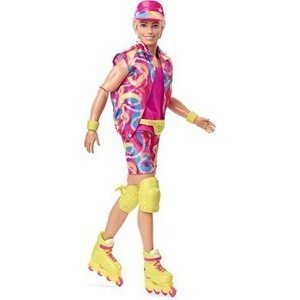 Barbie Ken vo filmovom oblečení na kolieskových korčuliach